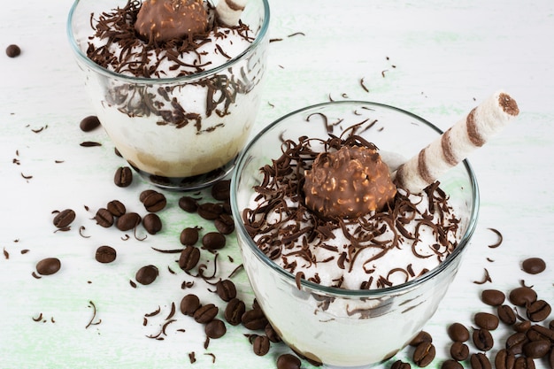 Cocktail de café avec des bonbons au chocolat se bouchent