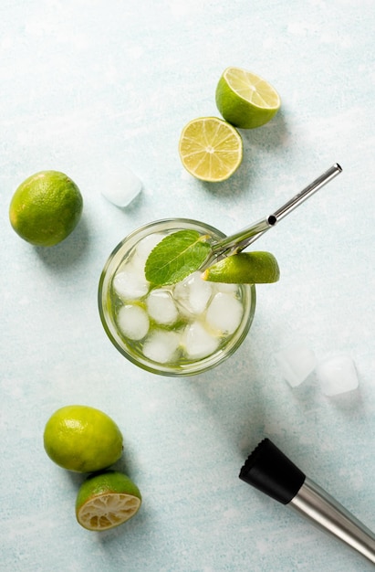 Cocktail de caipirinha d'été frais sur fond de béton avec espace de copie