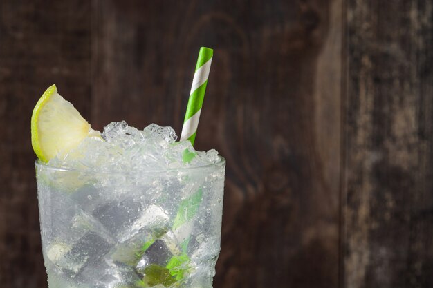 Cocktail Caipirinha en verre sur table en bois