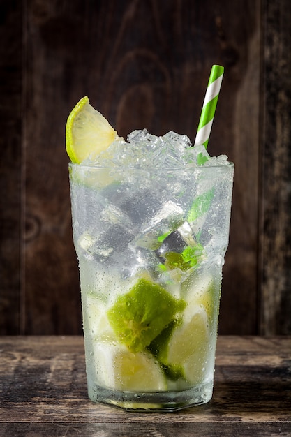 Cocktail Caipirinha en verre sur table en bois