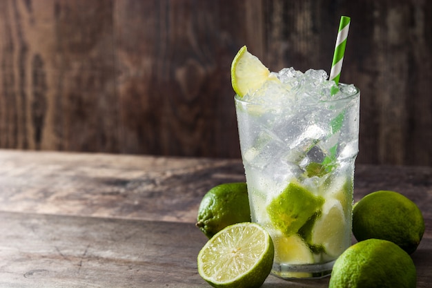 Cocktail Caipirinha en verre sur table en bois