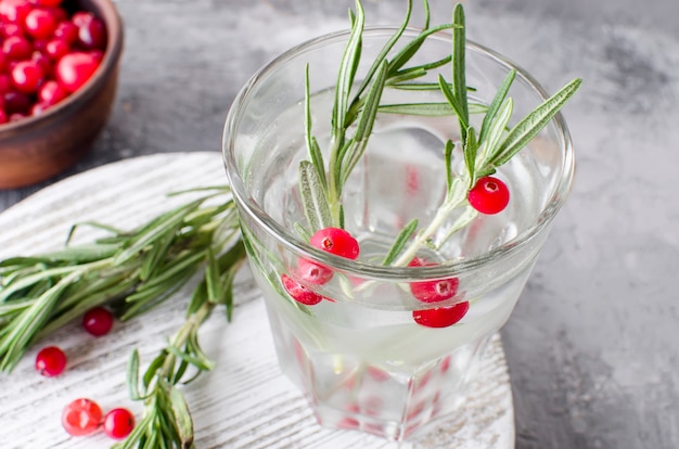 Cocktail à la canneberge, au romarin et à la glace