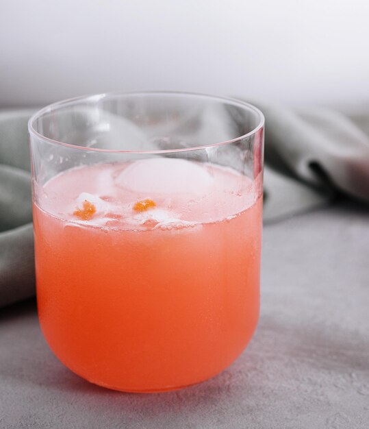 Cocktail de carottes en verre avec des cubes de glace