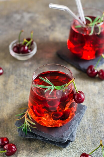 Cocktail De Cerises Fraîches Au Romarin Et Glace Dans Des Verres Cocktails Sans Alcool Faits Maison Vue Verticale