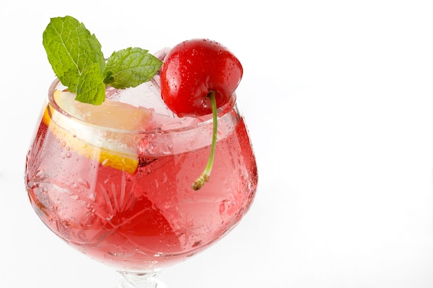 Cocktail de cerises avec glace et citron