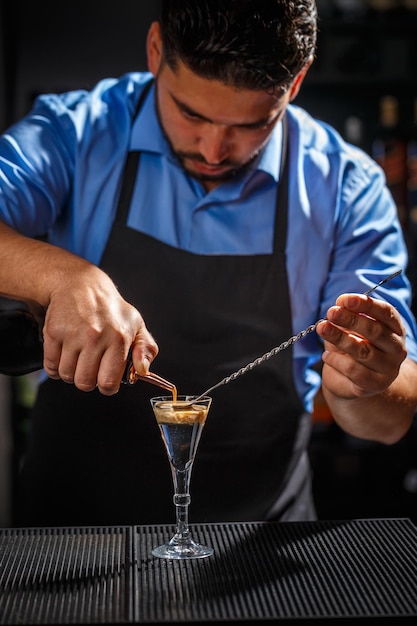 Cocktail de cerveau dans un verre à liqueur