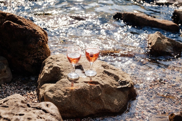 Cocktail Champagne Fraise. plage rocheuse et vue sur la mer