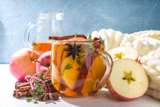 Cocktail de cidre chaud d'automne, thé aux pommes avec cannelle et thym, sur fond blanc copie espace vue de dessus