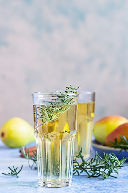 Cocktail de cidre de poire au romarin