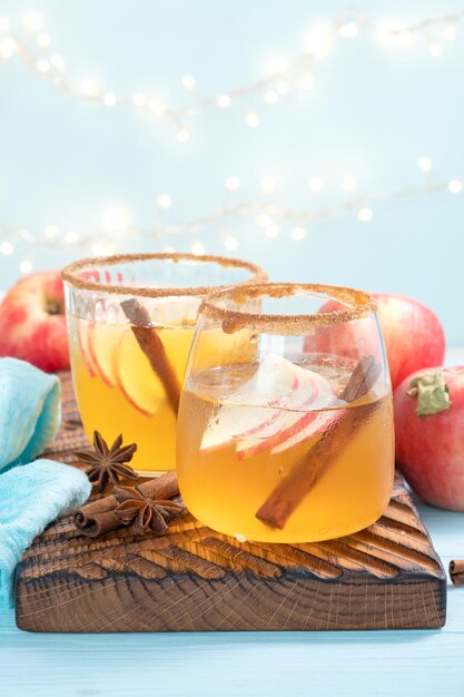 Cocktail de cidre de pomme dur à la cannelle d'automne et à l'anis étoilé