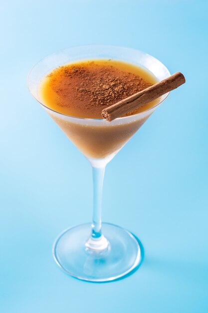 Cocktail de citrouille en verre sur une surface bleue