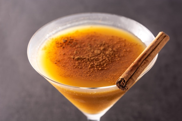 Cocktail de citrouille en verre sur surface noire