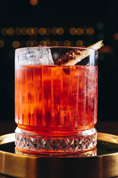 Photo cocktail classique à l'ancienne dans un verre rétro avec de la glace et une tranche d'ananas