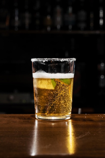 Cocktail classique Mort d'un Mexicain sur fond noir Coup de tequila et de bière ingrédients d'un cocktail alcoolisé Mort d'un Mexicain au bar