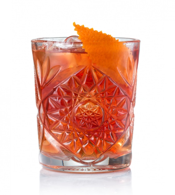 Cocktail classique de Negroni isolé sur blanc