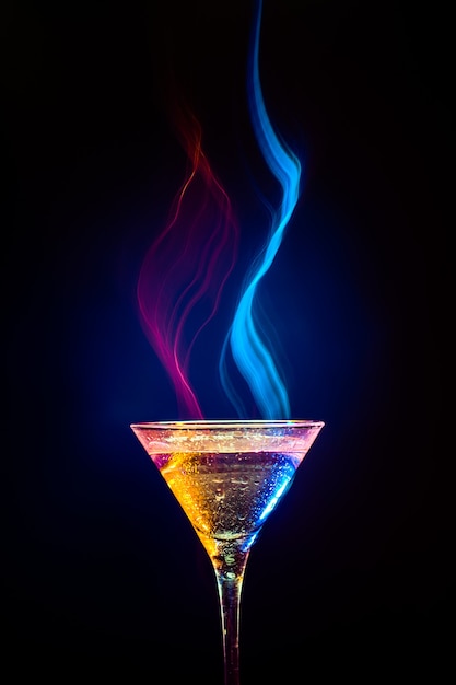 Cocktail coloré sur fond noir