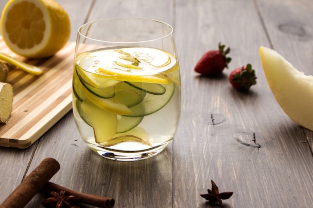 Cocktail de concombre et de citron frais d'été bio sur fond de bois.