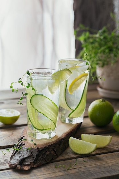 Cocktail de concombre frais dans un verre