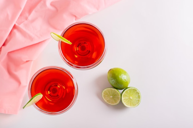 Cocktail cosmopolite au citron vert dans des verres sur la vue de dessus de table