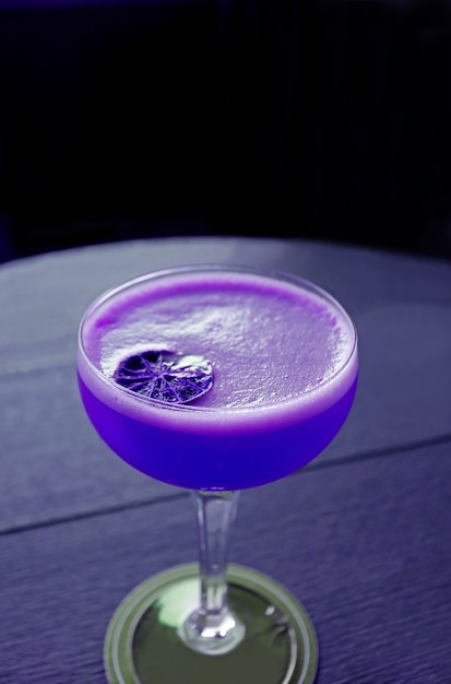 Cocktail de couleur violet vif sur une table