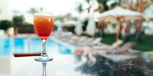 Cocktail de couleurs au bord de la mer en été