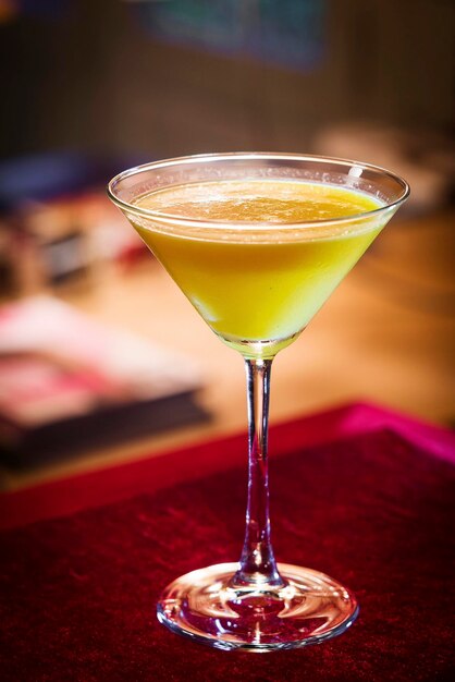 Un cocktail à la crème caramel martini dans un bar à la mode