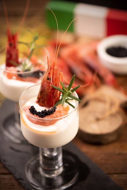 Cocktail de crevettes ou de crevettes servi dans un verre