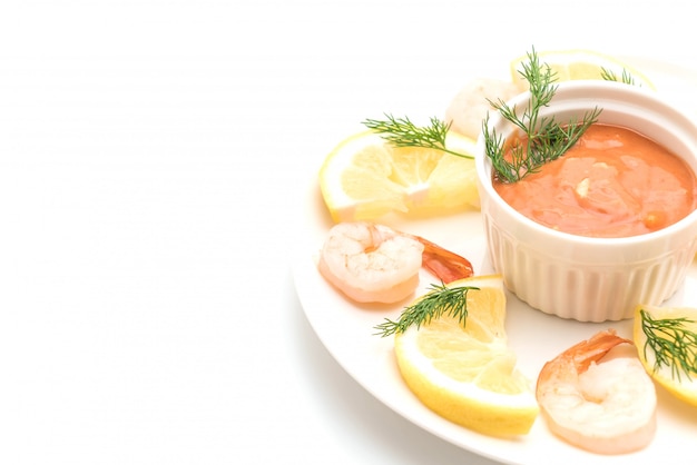 cocktail de crevettes sur fond blanc