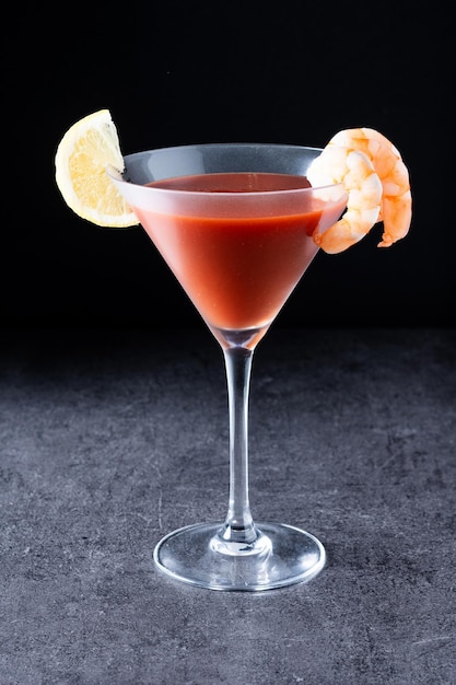 Cocktail de crevettes sur fond noir