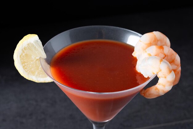 Cocktail de crevettes sur fond noir