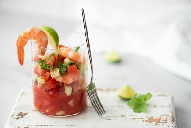 Photo cocktail de crevettes fraîches avec sauce tomate et citron vert