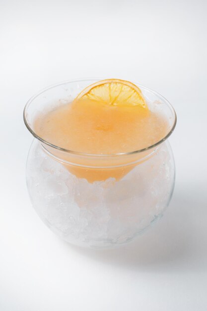 Cocktail avec croûte de glace et liqueur d'orange