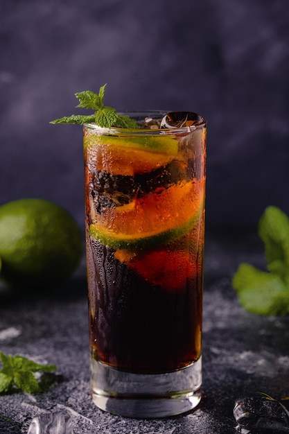 Photo cocktail cuba libre avec du citron vert et de la glace