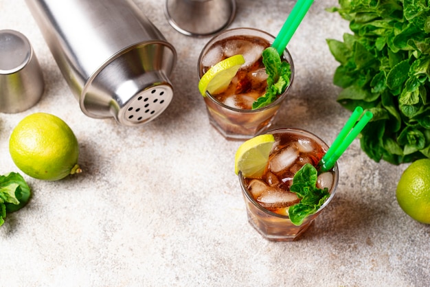 Cocktail Cuba libre à la menthe et au citron vert