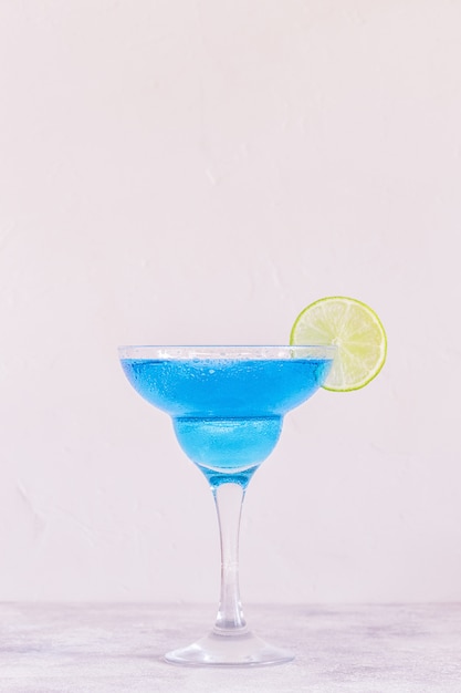 Cocktail Curaçao bleu décoré de fruits