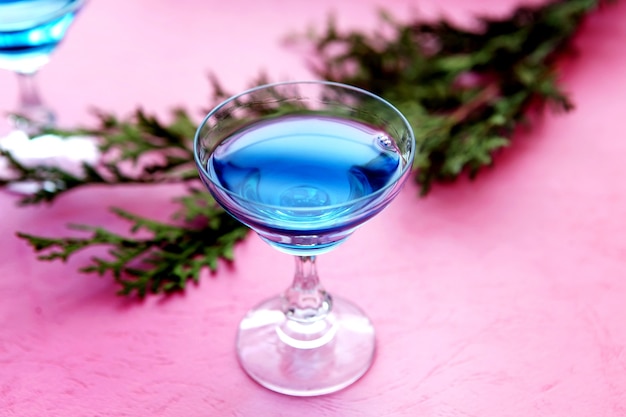 Cocktail de curaçao bleu sur fond rose Alcool bleu ou cocktail sans alcool Alcool tropical