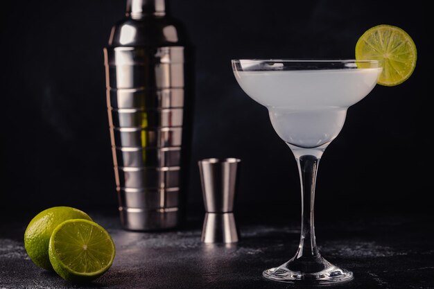 Photo cocktail daiquiri avec du jus de citron vert et du sucre