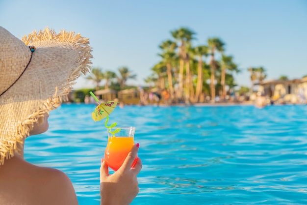 Cocktail dans les mains d'une femme