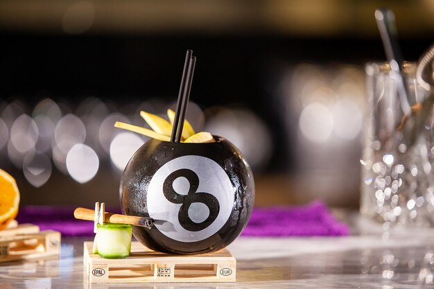 Cocktail dans une piscine bal o bar comptoir. boisson fraîche