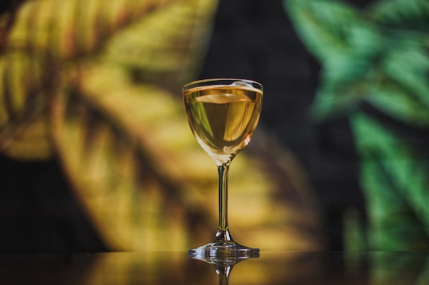 Un cocktail dans un verre garni de pétales de rose