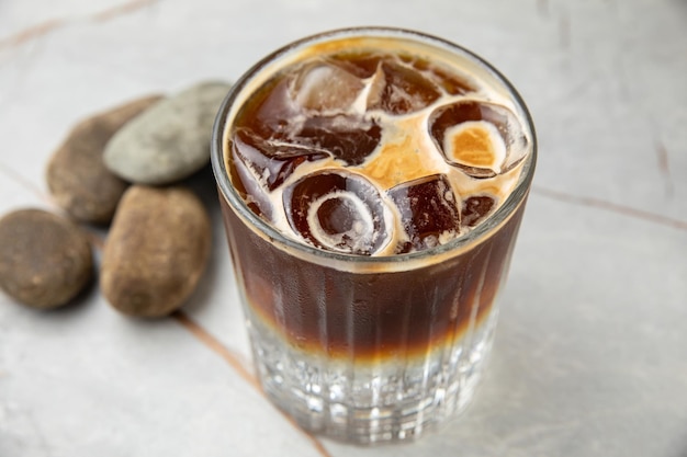 cocktail avec eau minérale café et glace