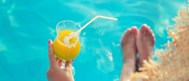 Cocktail entre les mains d'une femme.