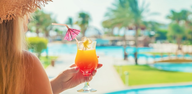 Cocktail entre les mains d'une femme.