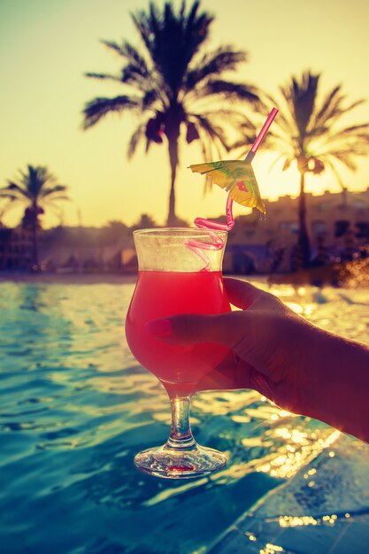 Cocktail entre les mains d'une femme.