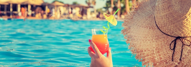 Cocktail entre les mains d'une femme.