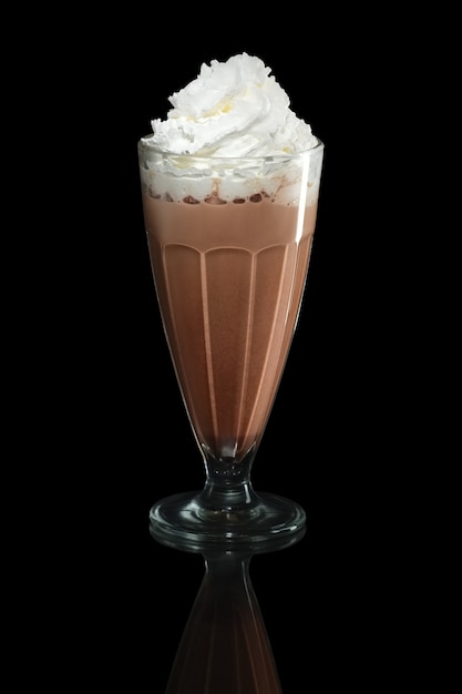 Cocktail d&#39;été au chocolat Milkshake isolé sur fond noir