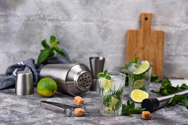 Cocktail d'été au citron vert et menthe