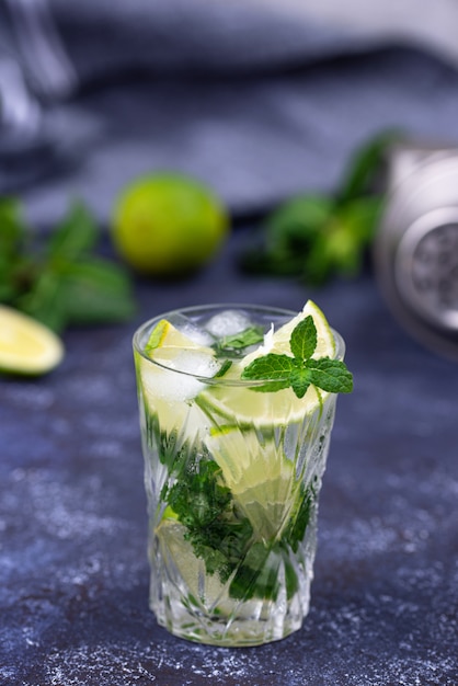 Cocktail d'été au citron vert et menthe