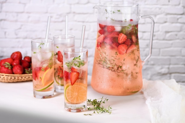 Cocktail d'été aux fraises ou limonade au thym et au citron Boisson gazeuse bio rafraîchissante froide