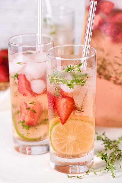 Cocktail d'été aux fraises ou limonade au thym et citron